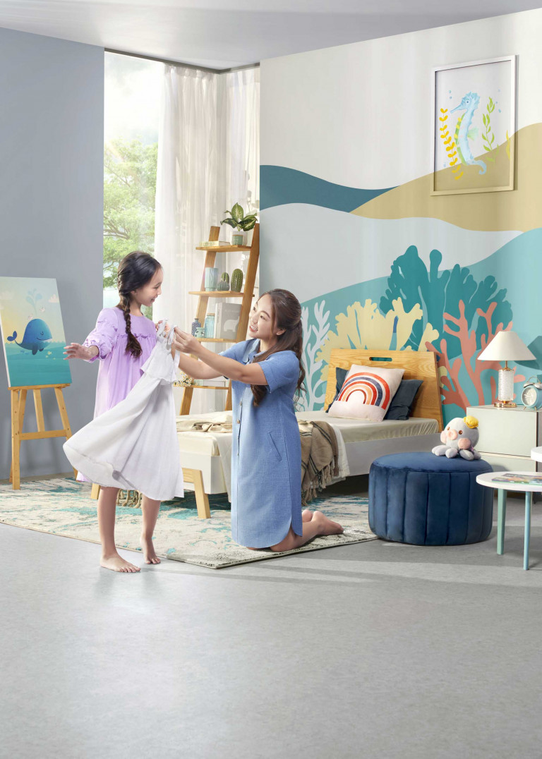 22a12080-07-768x1076-1 Cảm hứng êm dịu từ biển xanh sẽ vỗ về phút bên con