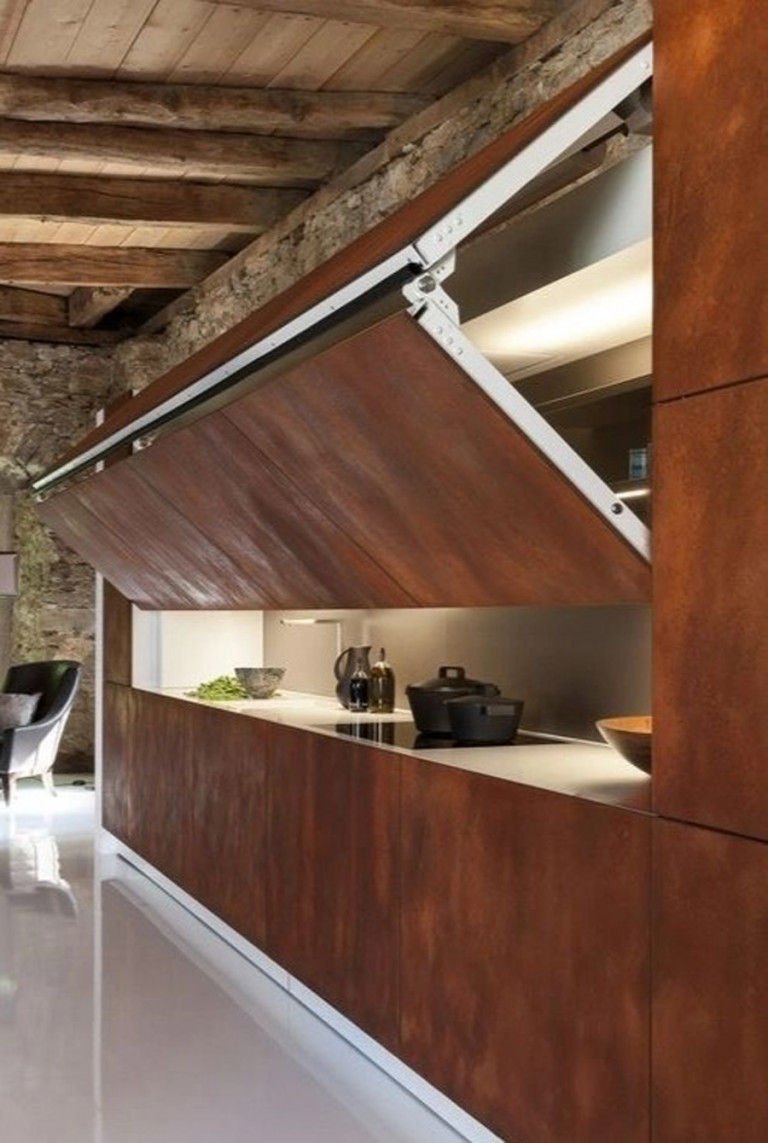 22b12001-02-768x1143-1 Cửa gấp thông minh giúp giấu kín căn bếp một cách hoàn hảo. Ảnh: Domain.