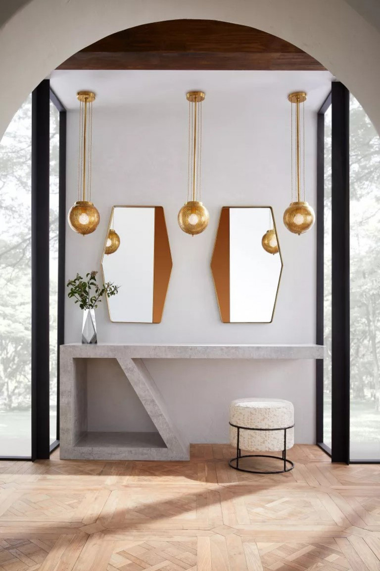 Kết hợp hai chiếc gương nhằm tạo hiệu ứng đối xứng nhằm tạo điểm nhấn cho không gian nhà ở. Ảnh: Jay Jeffers/Arteriors.