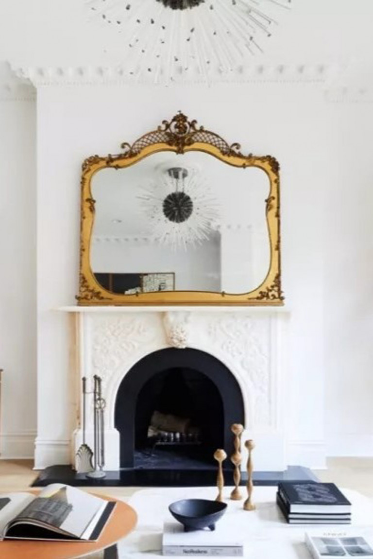 Chuyên gia gợi ý đặt gương ở vị trí phản chiếu đèn trần để tăng hiệu ứng thị giác. Ảnh: Nicole Franzen.