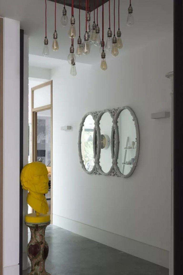 Hành lang cũng cần được treo gương để tạo hiệu ứng mở rộng. Ảnh: James Merrell.